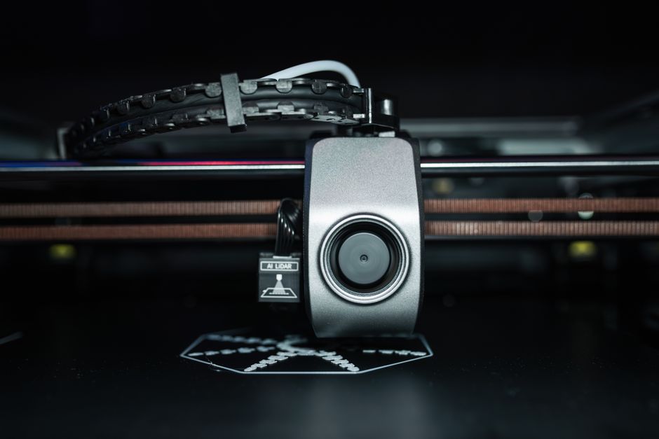 Een industriële extrusie machine die kunststof vormt voor specifieke toepassingen in verschillende sectoren.